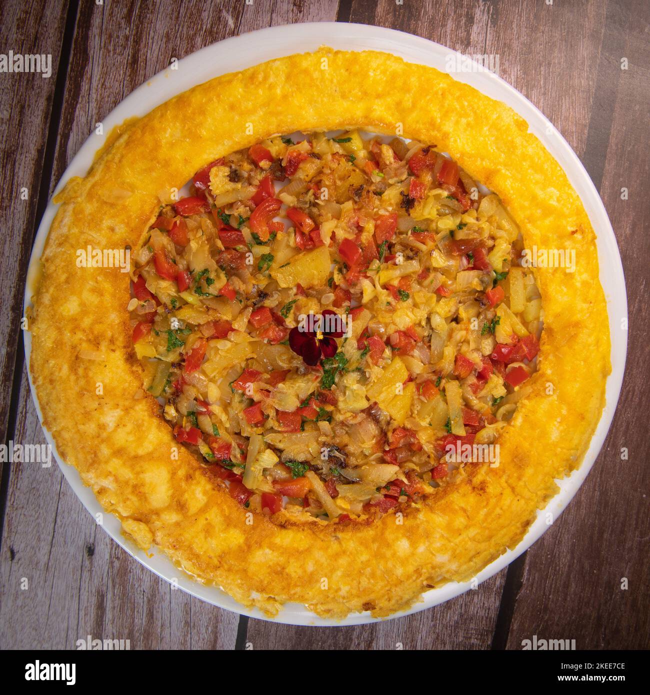 Ricetta Omelette con peperoni, cipolle, pomodori, zucchine e coriandolo Foto Stock