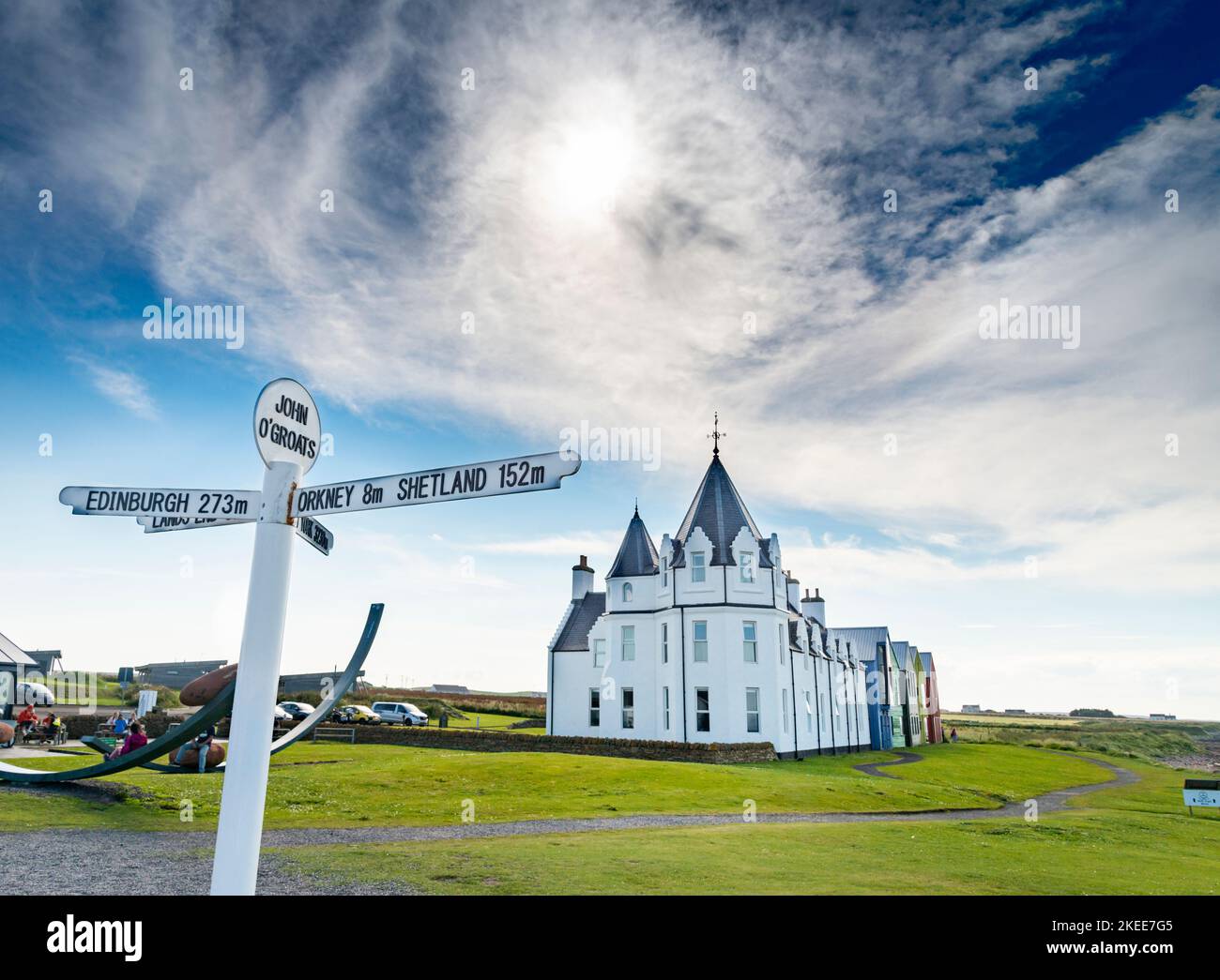 John o Groats, Caithness, Scozia - 29 2022 luglio: L'iconico simbolo bianco, con segnaletica multidirezionale si erge di fronte alla storica residenza vittoriana, Foto Stock