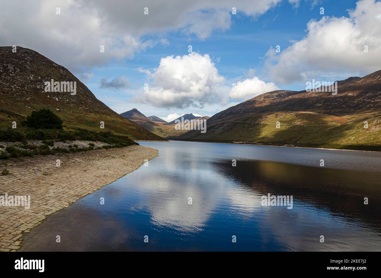 Le montagne di Mourne che si affaccia sul lago artificiale Silent Valley Foto Stock