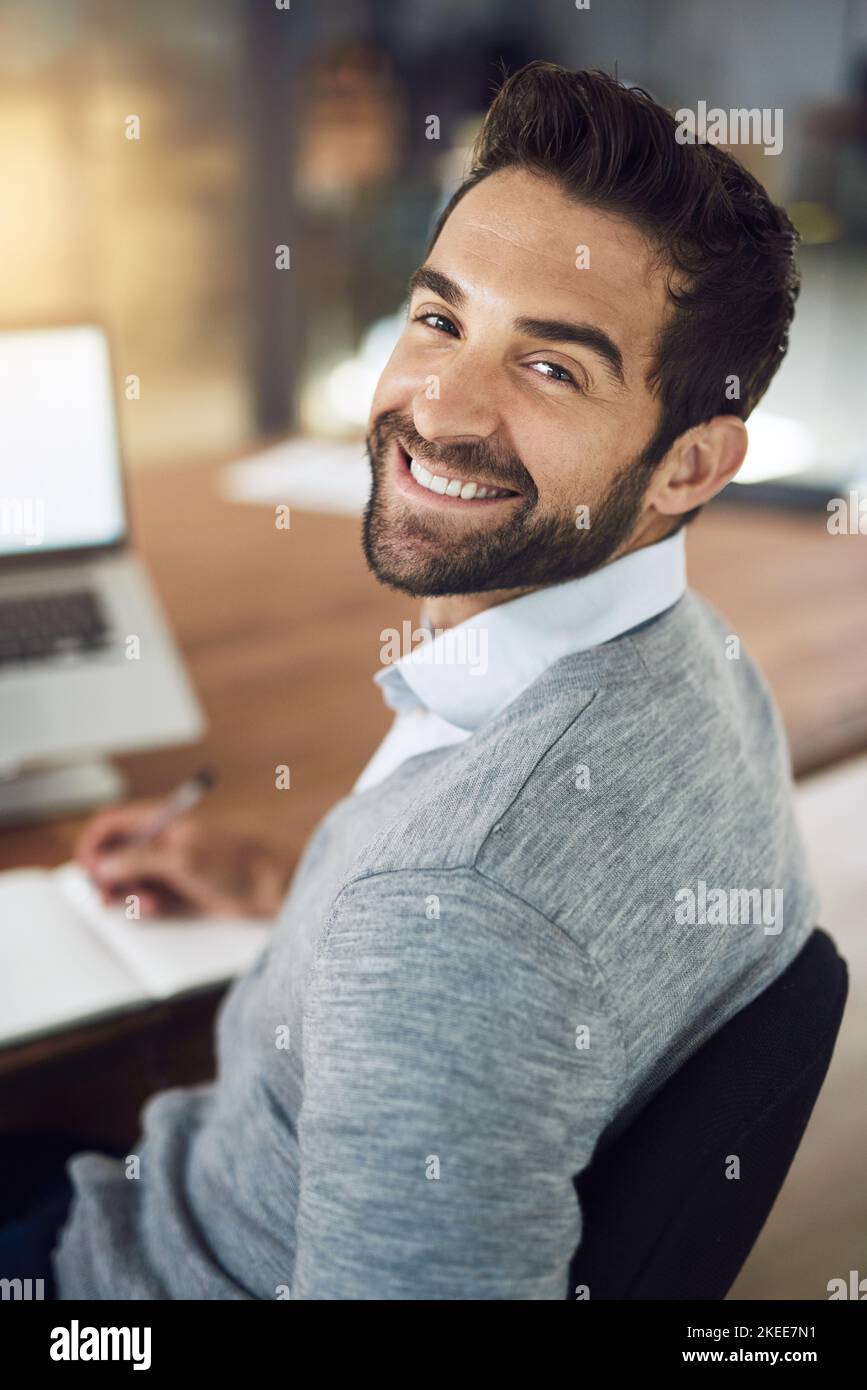 Rimane in cima al suo lavoro, un uomo d'affari che lavora nel suo ufficio. Foto Stock