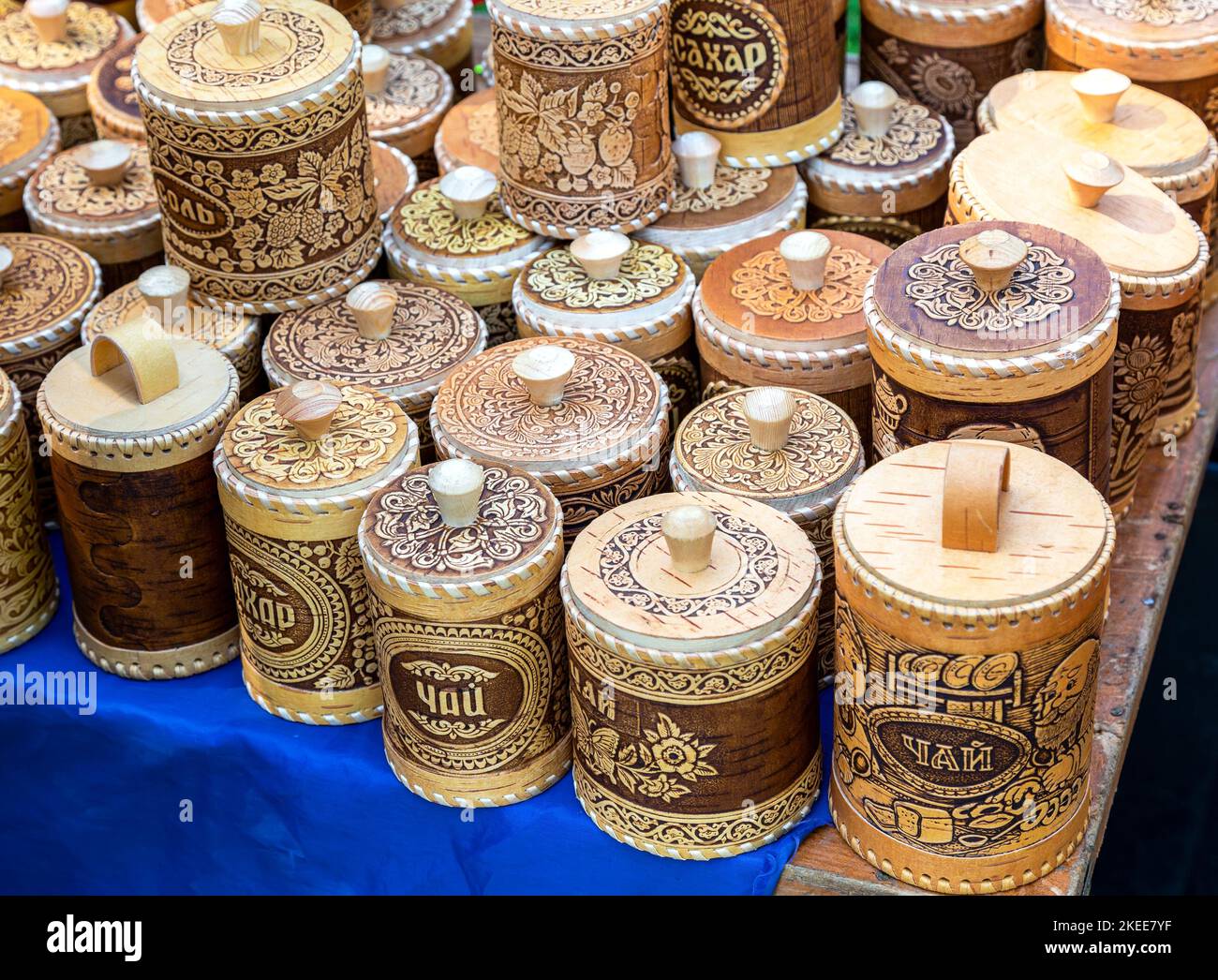 Velikiy Novgorod, Russia - 27 agosto 2022: Vendita prodotti artigianali di corteccia di betulla. Piatti ecologici in legno. Souvenir Foto Stock