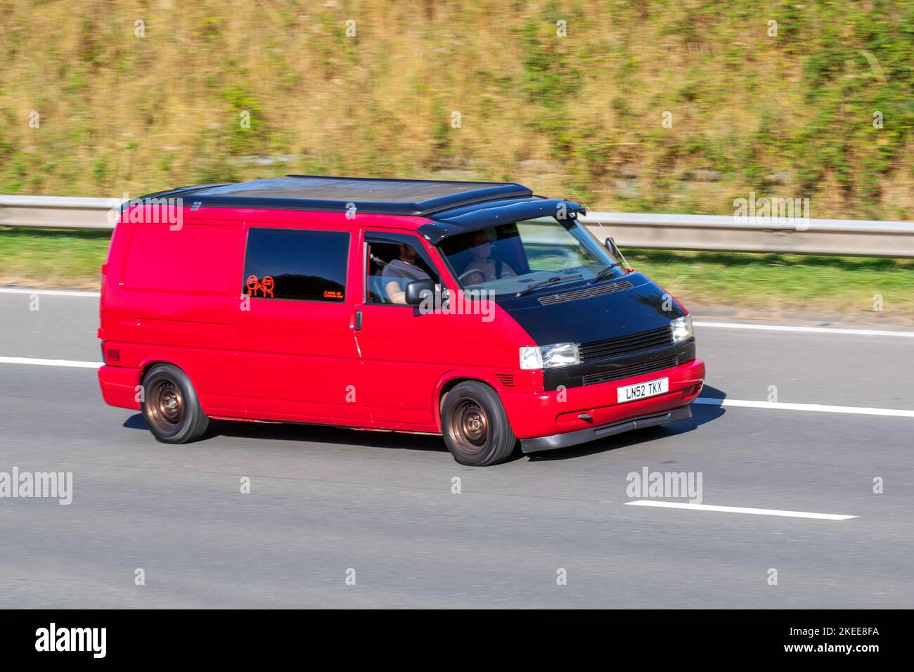 2002 Red VW Volkswagen Transporter 888 P/V 88BHP TDI, 2461 cc Diesel cinque velocità finestrino manuale LCV pannello furgone; Motorhome viaggiando sull'autostrada M6 UK Foto Stock