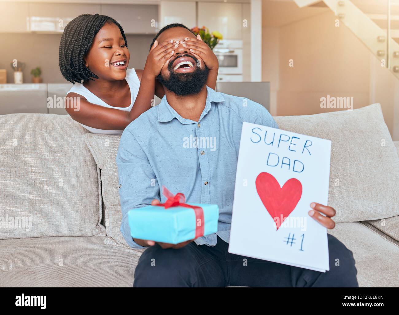 Giorno dei padri, bambino e papà sorpresa con carta e regalo per amore, cura e affetto a casa. Bambina, celebrando e presente o nota per il genitore Foto Stock