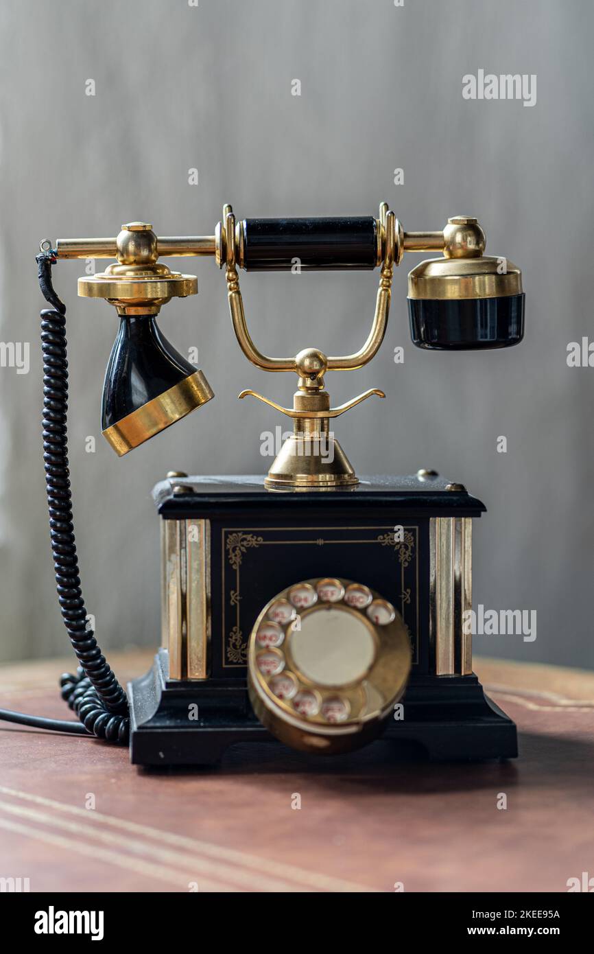 Vecchio antico annata tradizionale telefono nero con quadranti disco del 19th ° secolo Foto Stock