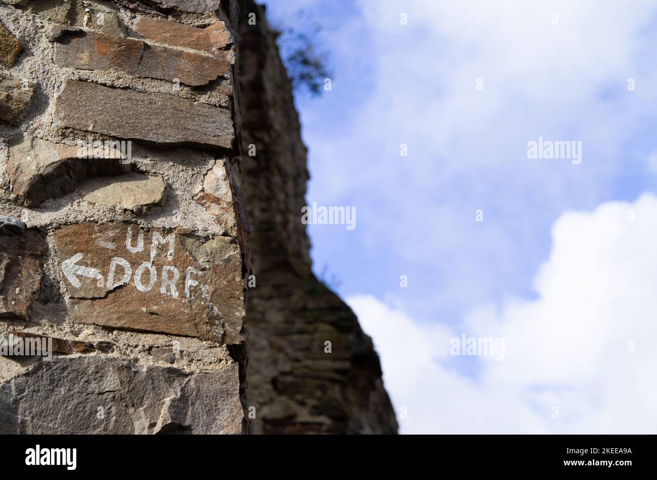 Monreal, Germania. 04th Nov 2022. Al Löwenburg Monreal, il cartello direzionale 'To the village' è scritto su un muro. Credit: Viola Lopes/dpa/Alamy Live News Foto Stock