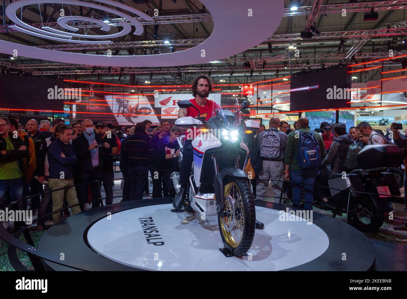 Moto e accessori esposti all'EICMA, fiera internazionale del motociclo del 2022 NOVEMBRE a Milano, Lombardia Foto Stock