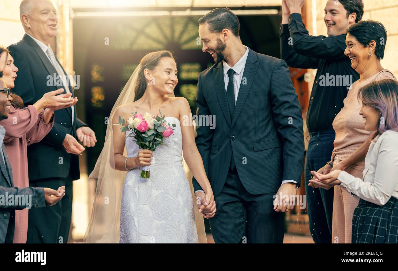 L'amore per il matrimonio, la coppia e la celebrazione di nozze applausi da gruppi di persone entusiasti, la folla della chiesa o clapping pubblico degli ospiti. Impegno di partenariato Foto Stock