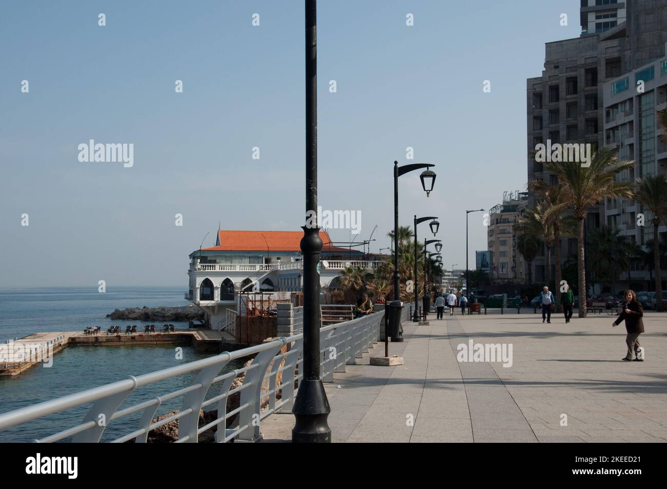 Ristoranti alla fine della Corniche, Beirut, Libano, Medio Oriente. TheCorniche è un luogo preferito con i libanesi per passeggiare in qualsiasi momento Foto Stock