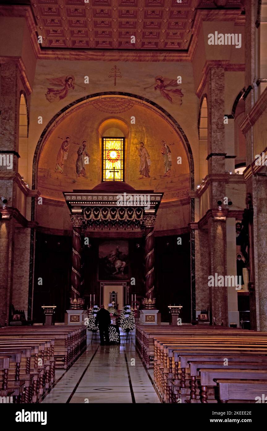 Altare e navata principale, Cattedrale di Saint Georges Maronite, Beirut, Libano, Medio Oriente. Chiesa molto decorata. Foto Stock