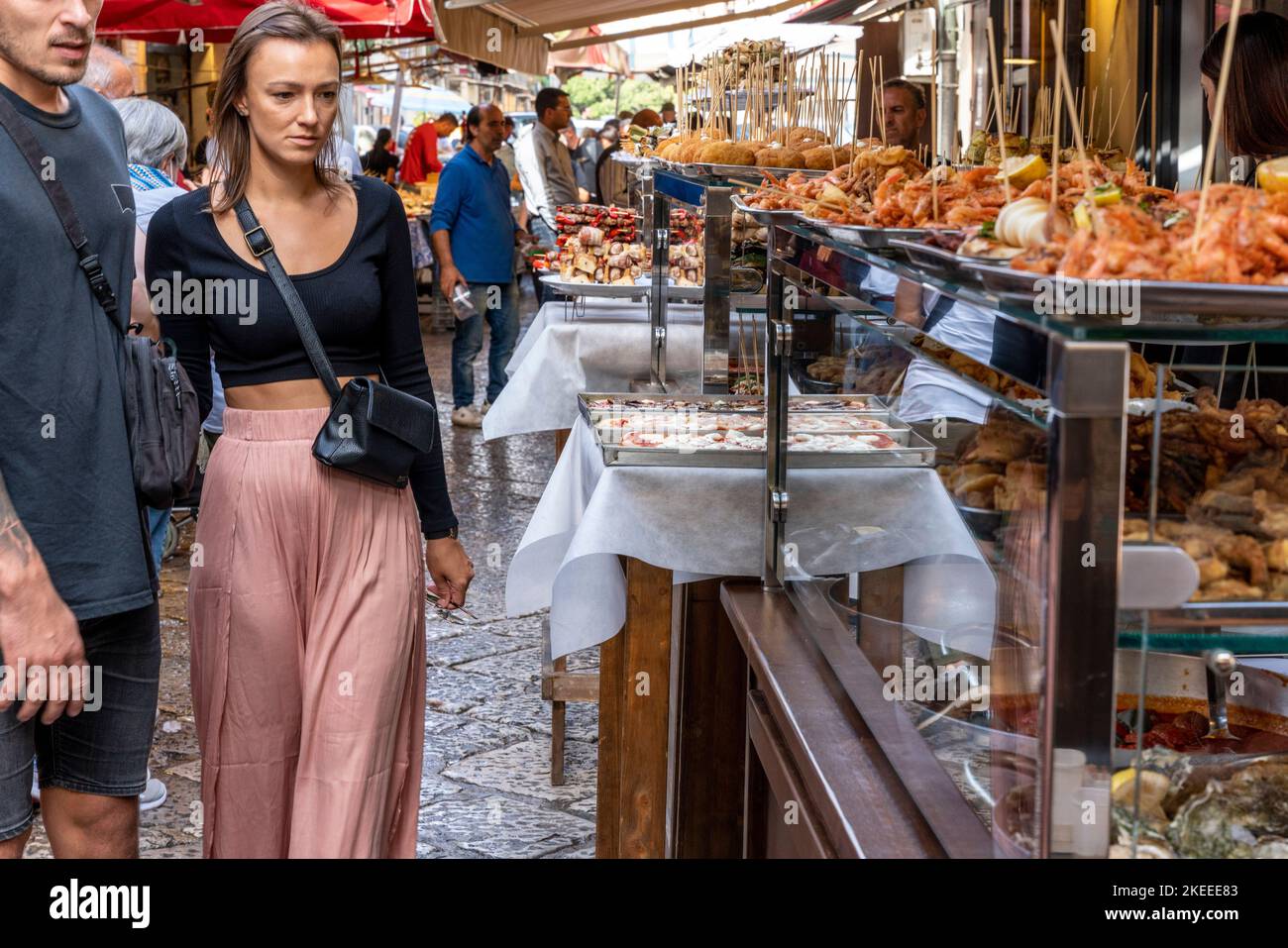Una coppia che acquista il pranzo presso A Stall in the Capo Market (Mercado del Capo), Palermo, Sicilia, Italia. Foto Stock