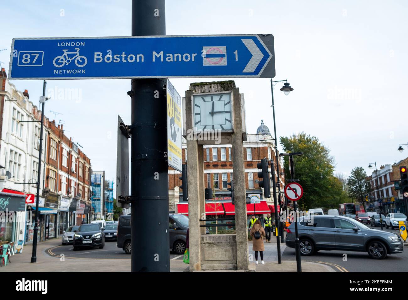 Londra - Novembre 2022: La Torre dell'Orologio su Uxbridge Road, un punto di riferimento storico nel centro di Hanwell-Ealing Foto Stock