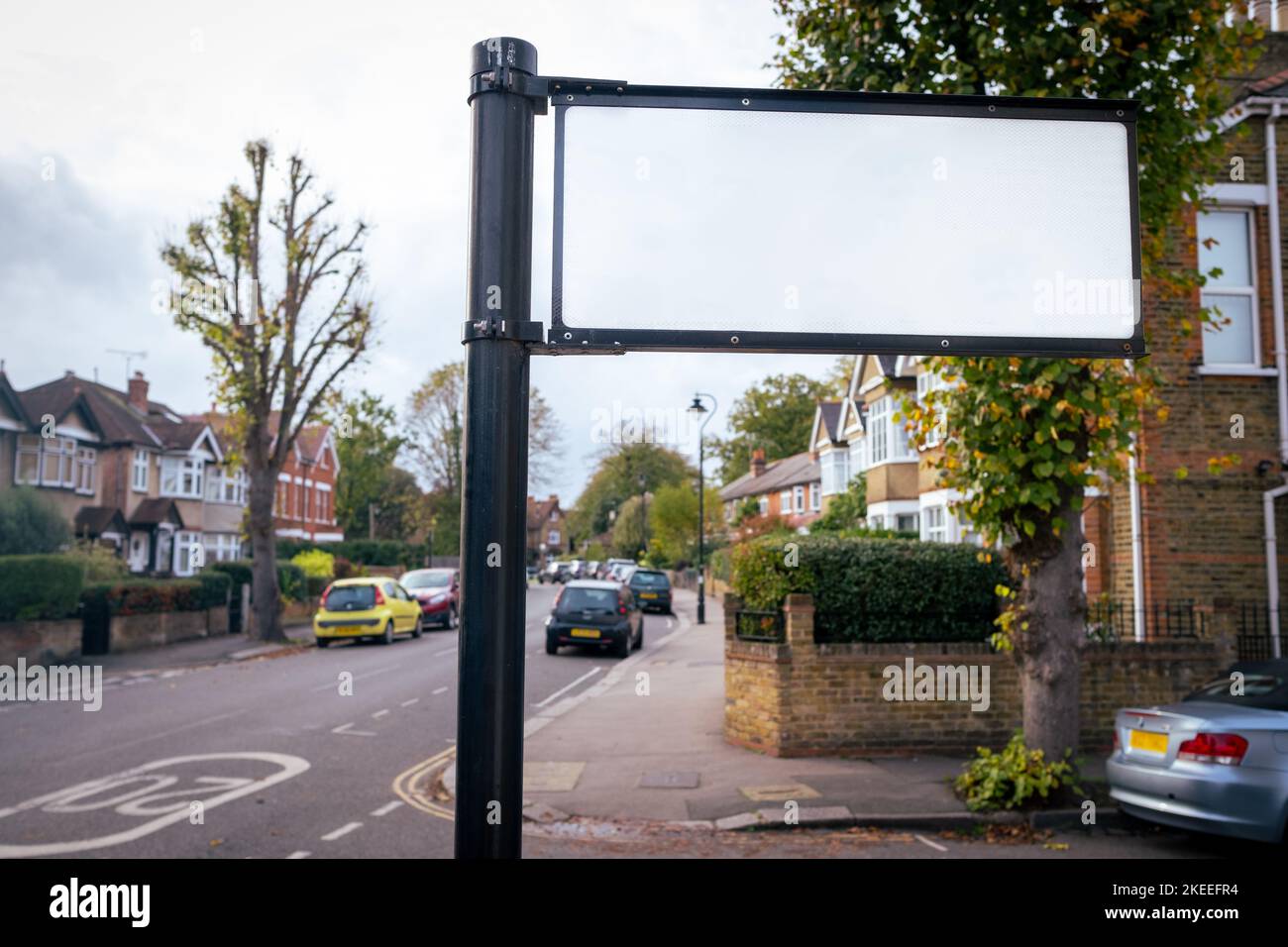 Segnaletica stradale vuota con sfondo di proprietà residenziale Foto Stock