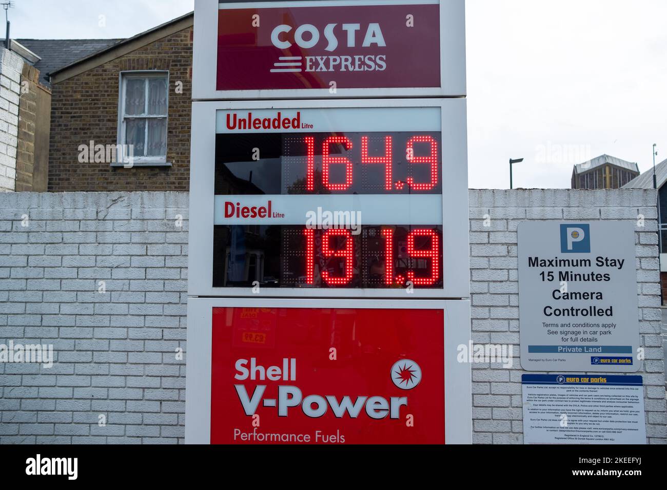 Londra - Novembre 2022: Prezzi della stazione di servizio Shell e miglior minimarket con Costa Express a West Ealing. Foto Stock