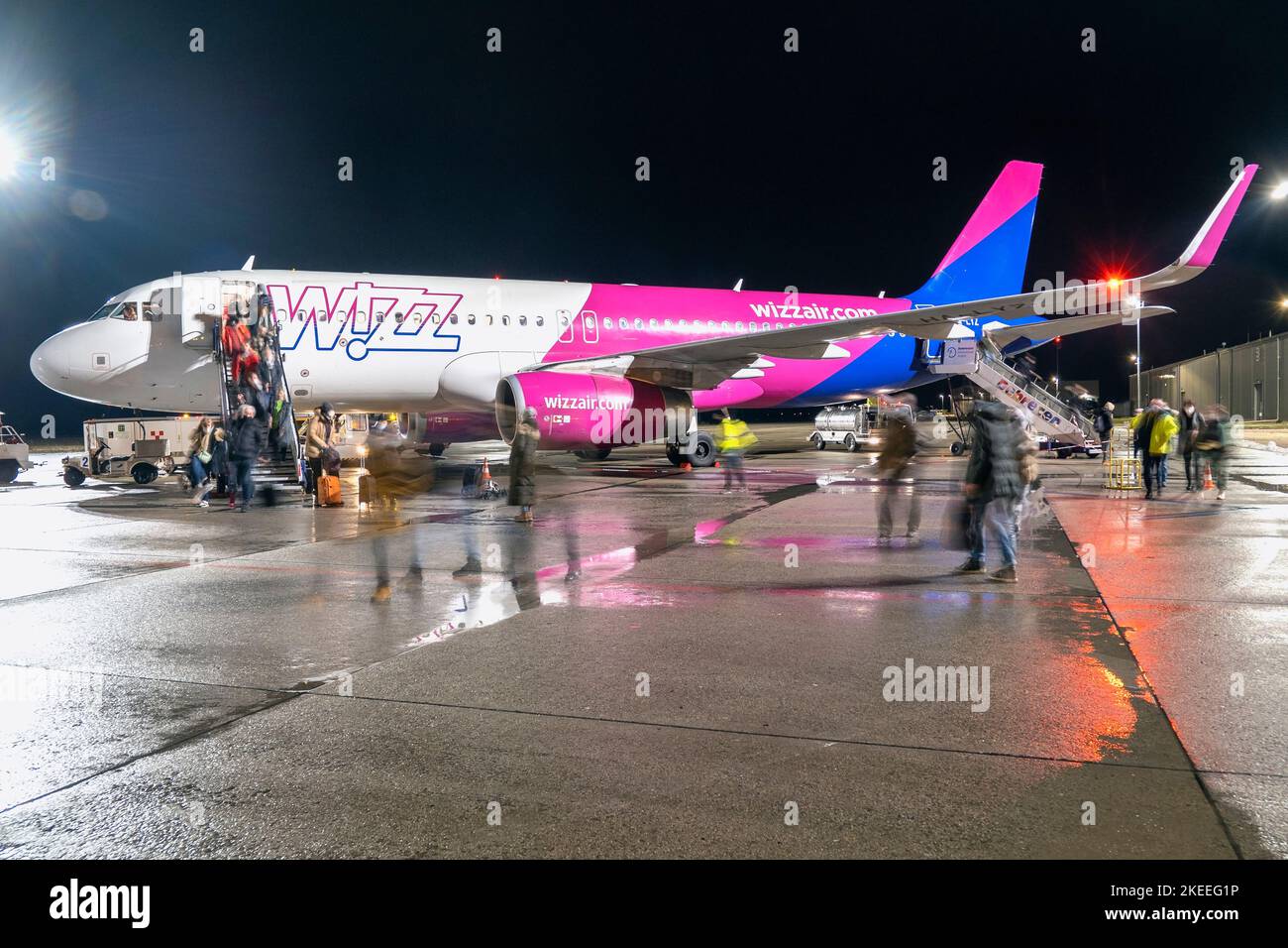 DEBRECEN - JAN 17: Airplane wit Wizz logotipo Air presso l'aeroporto internazionale di Debrecen, 17. 01. 2022 in Ungheria Foto Stock