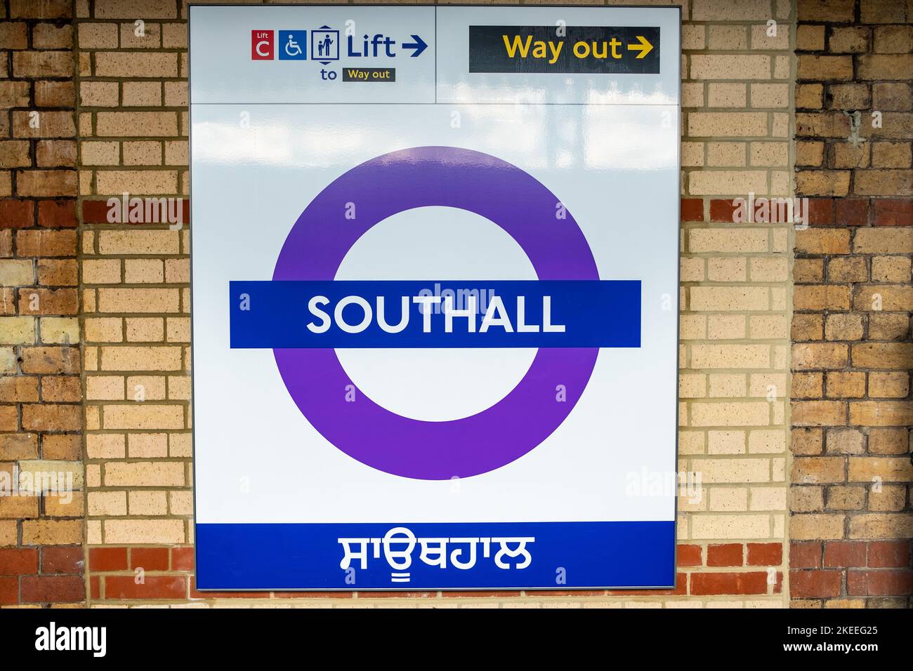 Londra - Novembre 2022: Cartello della stazione Elizabeth Line Southall sul binario- stazione ferroviaria di Londra Ovest Foto Stock