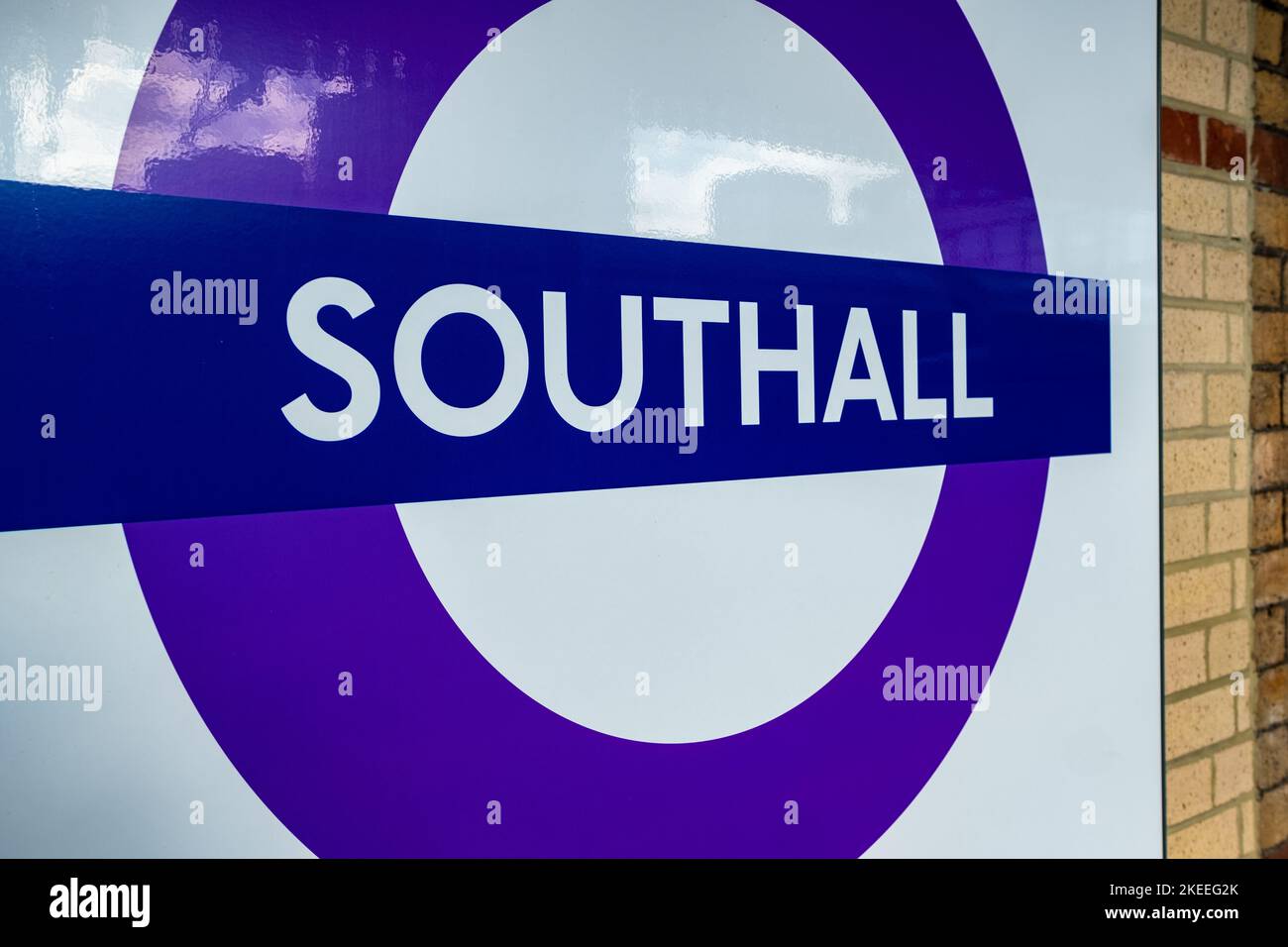Londra - Novembre 2022: Cartello della stazione Elizabeth Line Southall sul binario- stazione ferroviaria di Londra Ovest Foto Stock