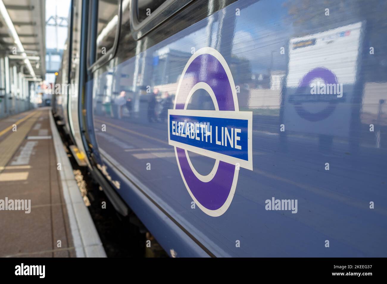 Londra - Novembre 2022: Logo del treno Elizabeth Line sul treno in piedi sul binario Foto Stock