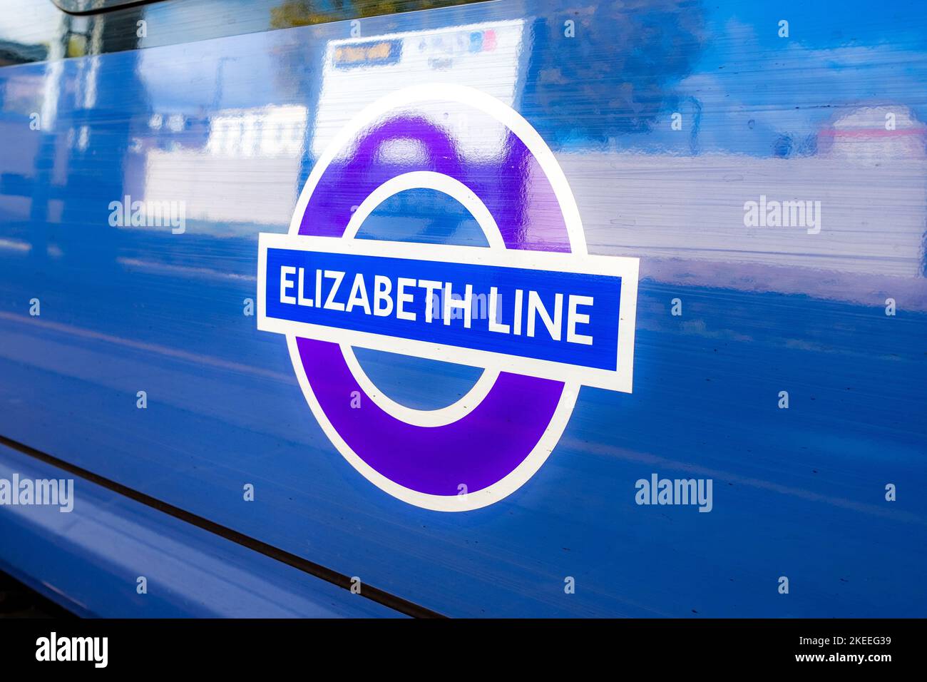 Londra - Novembre 2022: Logo del treno Elizabeth Line sul treno in piedi sul binario Foto Stock