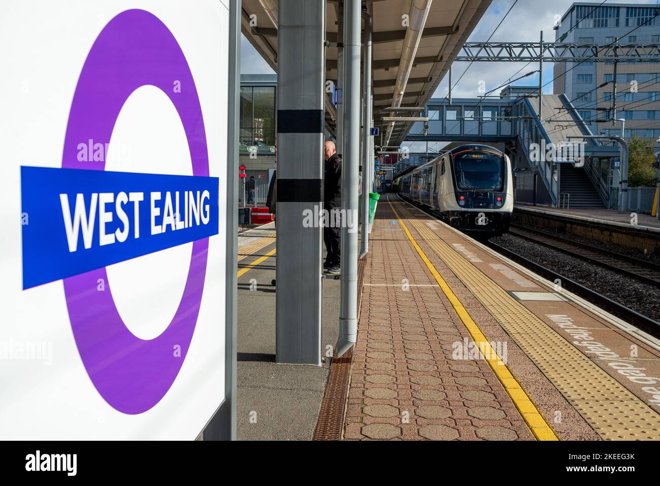 Londra - Novembre 2022: Treno della Elizabeth Line sulla piattaforma della West Ealing Station Foto Stock