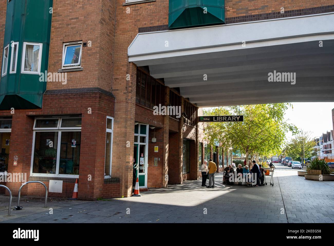 Londra - Novembre 2022: West Ealing Community Library Foto Stock