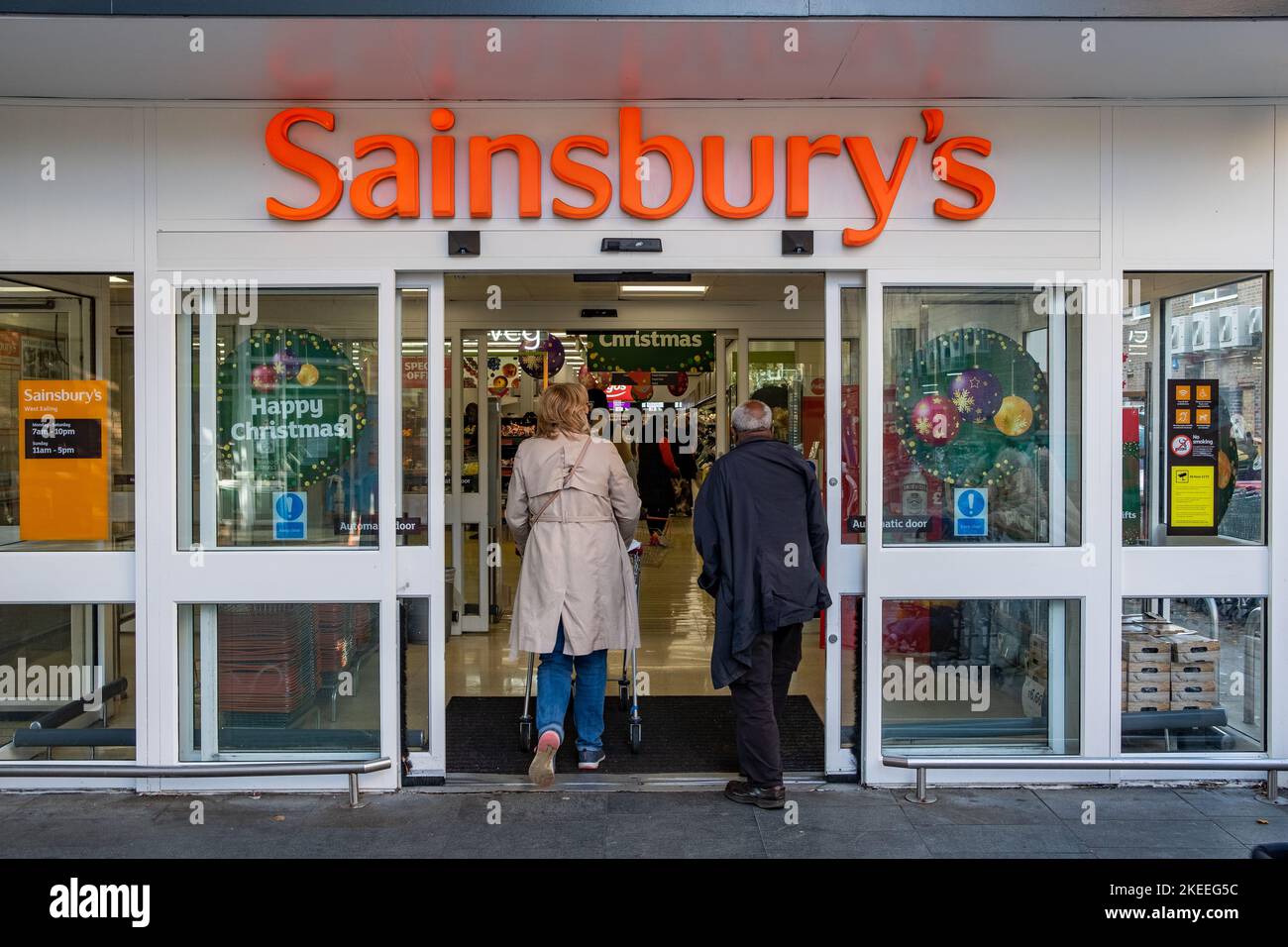 Londra - Novembre 2022: Sainsburys filiale a West Ealing, un supermercato britannico leader Foto Stock