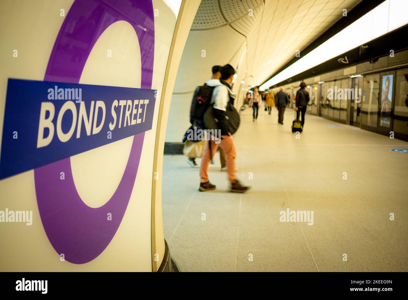 Londra - Novembre 2022: Piattaforma della linea Elizabeth Station di Bond Street e segnaletica interna Foto Stock