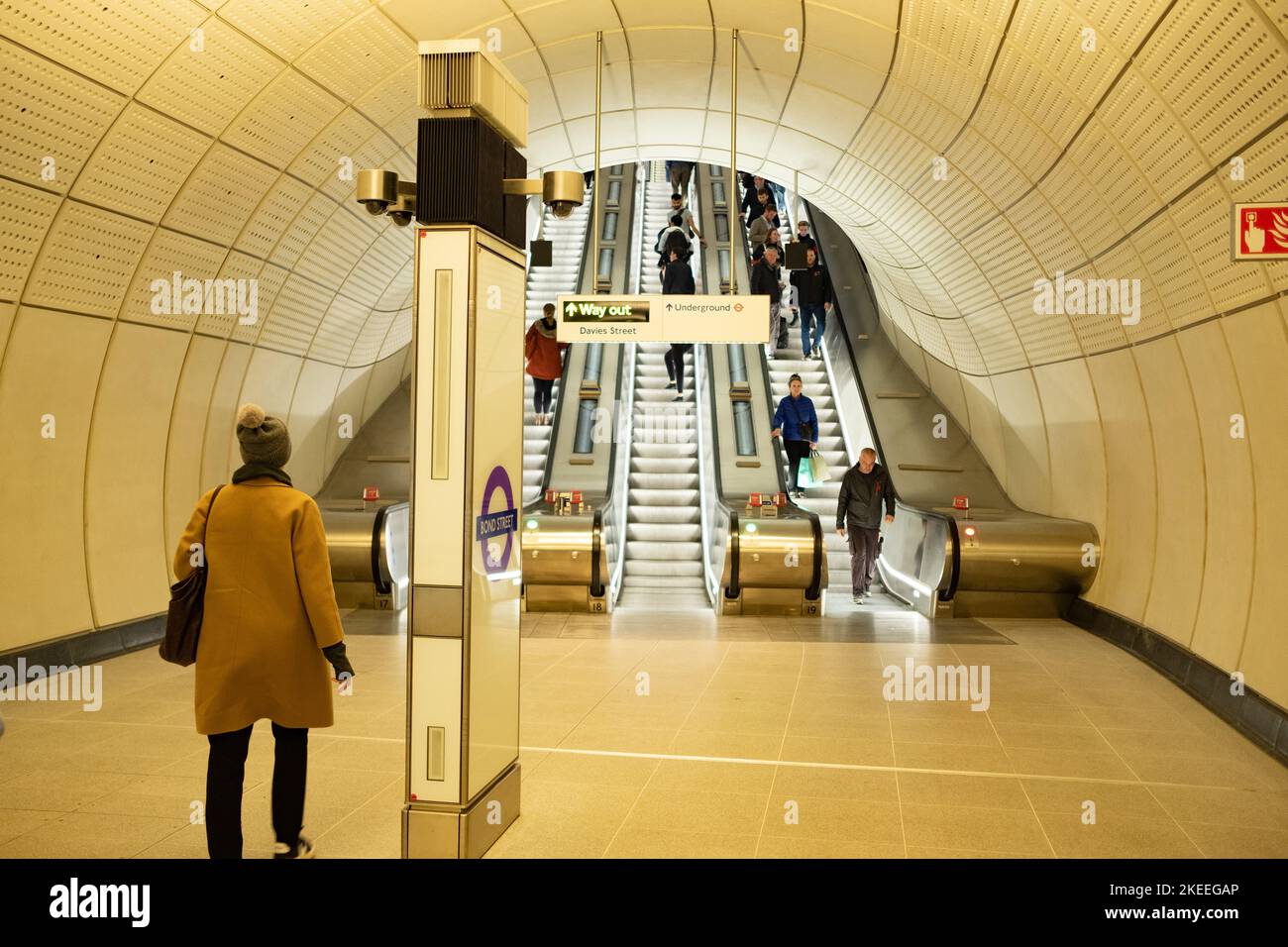 Londra - Novembre 2022: Infrastruttura scala mobile della Bond Street Station Elizabeth Line. Foto Stock