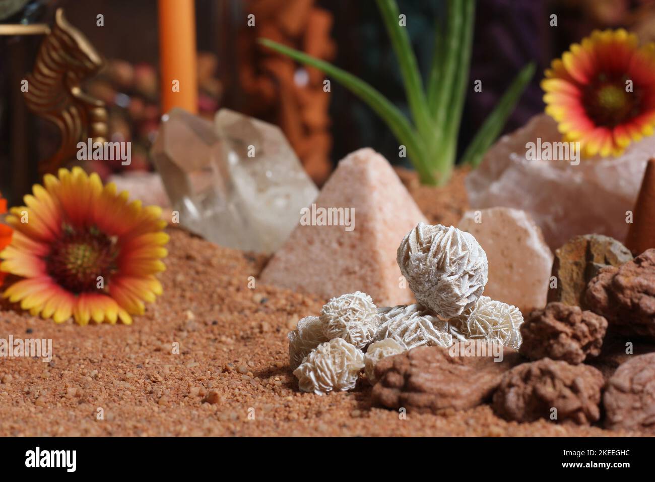 Rocce rosa del deserto con cristalli di quarzo sulla sabbia rossa australiana Foto Stock