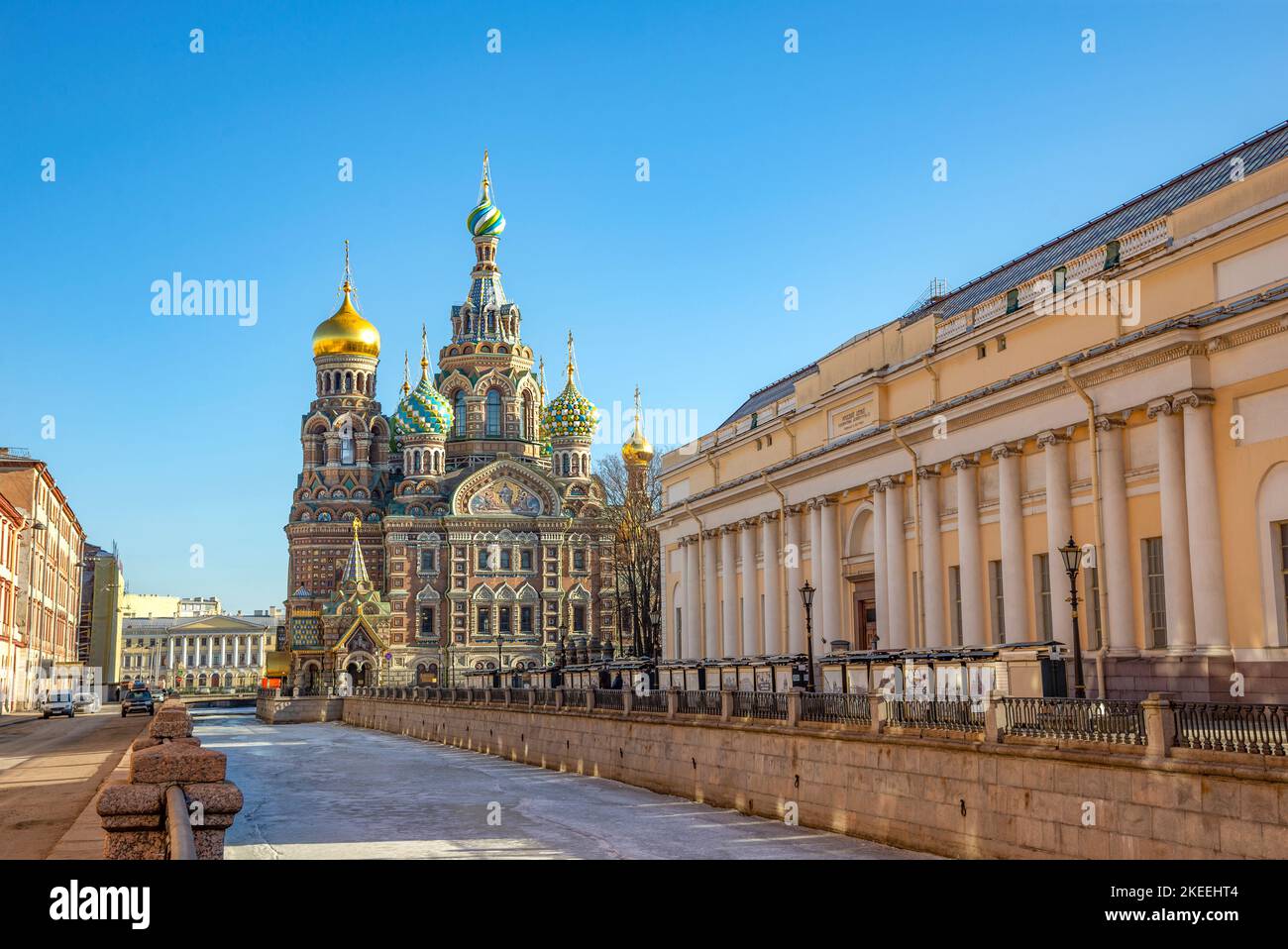 ST. PETERSBURG, RUSSIA - 03 APRILE 2022: Cattedrale della Risurrezione di Cristo (Spas-on-Blood) e la costruzione del Museo Russo Foto Stock