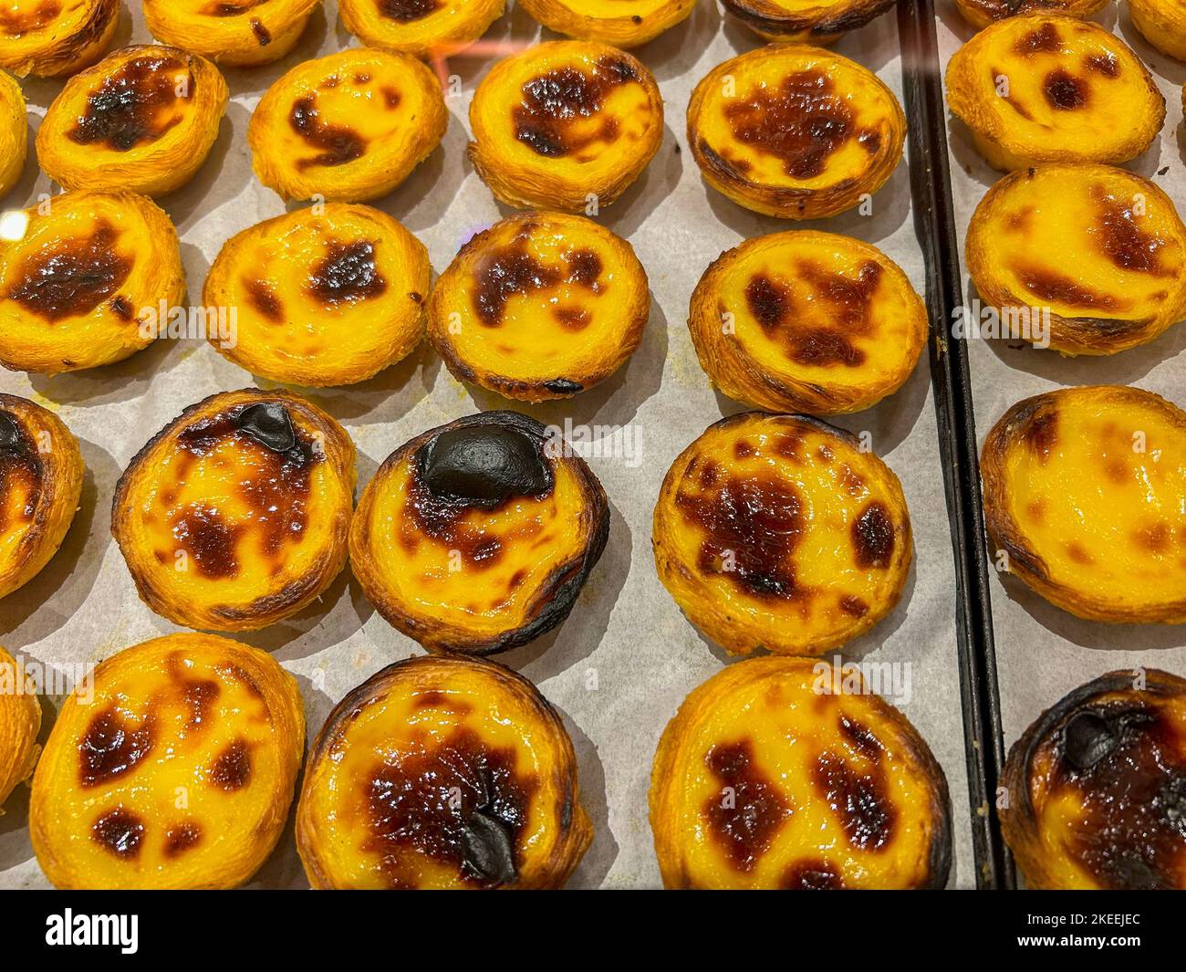 Lisbona, Portogallo, all'interno della panetteria portoghese locale, dettaglio, torte al forno in mostra, specialità locali Foto Stock