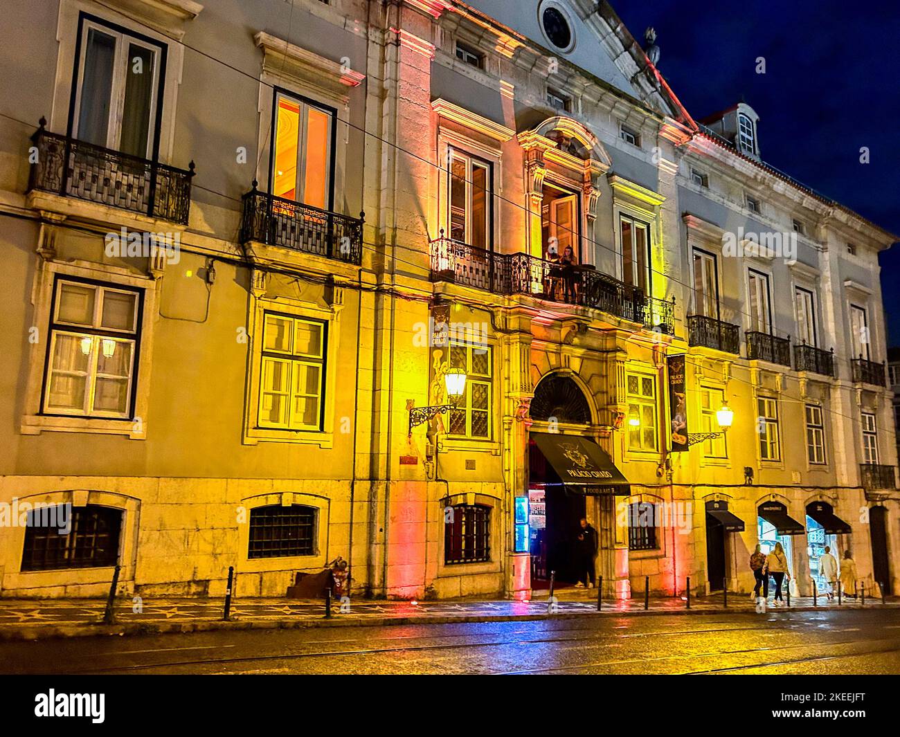 Lisbona, Portogallo, facciata dell'edificio, illuminata di notte, Brasserie ristorante tradizionale portoghese, 'Palacio Chiado' Foto Stock