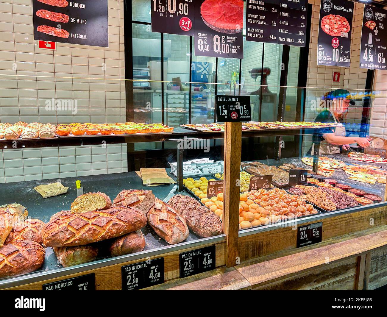 Lisbona, Portogallo, all'interno del locale negozio di panetteria portoghese, pane al forno in esposizione, locale Foto Stock