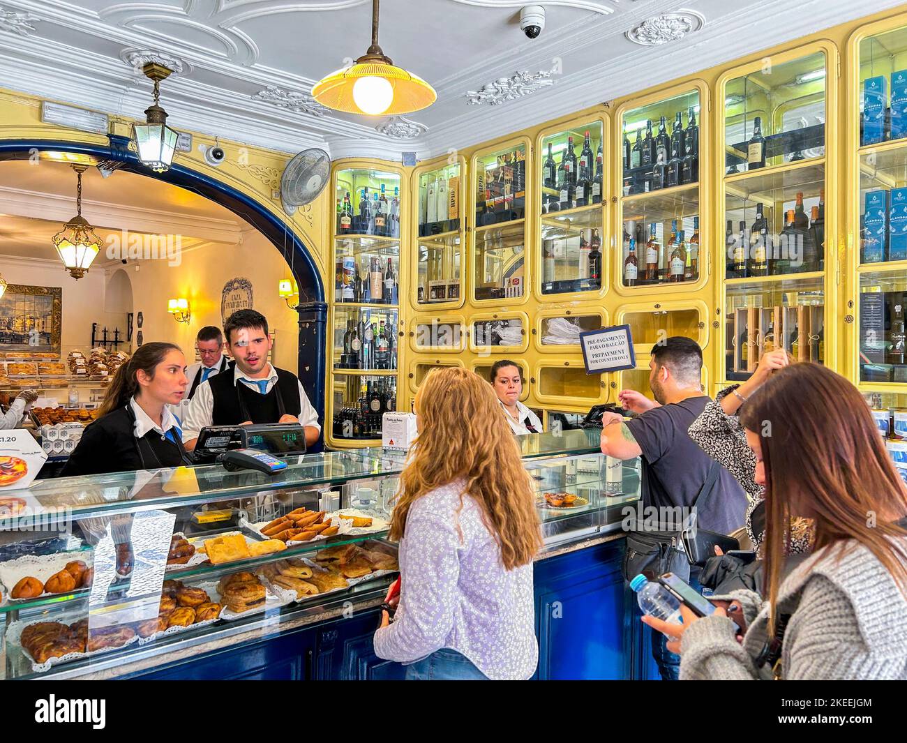 Lisbona, Portogallo, all'interno del locale negozio di panetteria portoghese, torte al forno, in esposizione, specialità locali 'Pastiis de Belem' Foto Stock