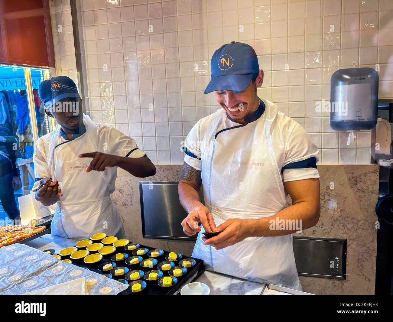 Lisbona, Portogallo, all'interno della panetteria portoghese locale, torte al forno, in esposizione, specialità locale 'Fabrica Nata' operaio europa Foto Stock