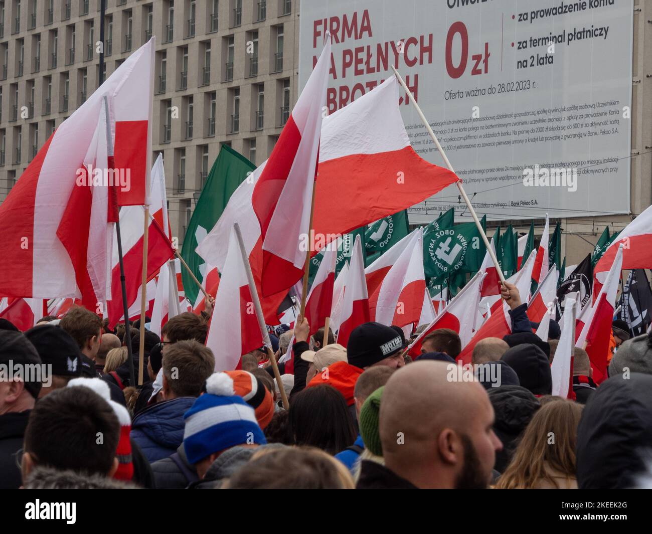 Molte bandiere polacche sopra la gente marciante. Giornata dell'indipendenza, Polonia, 11.11.2022. marcia indipendenza. Foto Stock