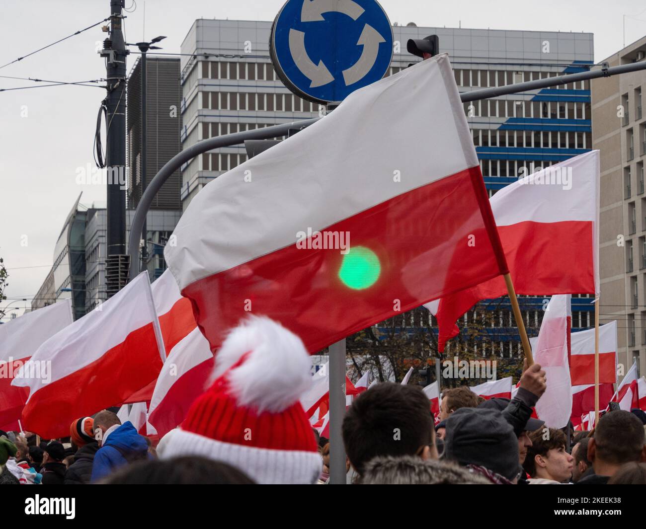 Bandiere polacche trasportate dai marchers nella parata di giorno di Indipendenza. Giornata dell'indipendenza, Polonia, 11.11.2022. marcia indipendenza. Foto Stock