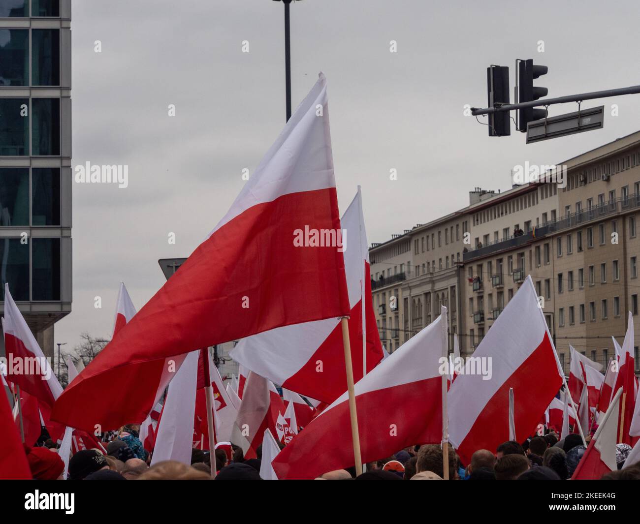 Bandiere polacche trasportate dai marchers nella parata di giorno di Indipendenza. Giornata dell'indipendenza, Polonia, 11.11.2022. marcia indipendenza. Foto Stock
