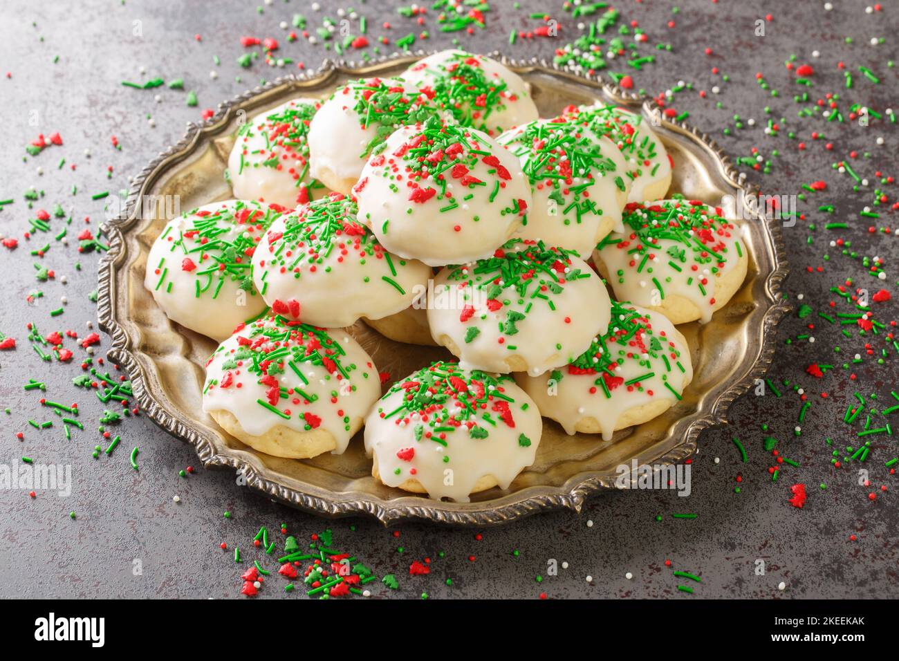 I biscotti italiani di Natale sono biscotti squisiti simili alla torta con un tocco di anice e glassa dello zucchero dolce primo piano nel piatto sul tavolo. Orizzontale Foto Stock