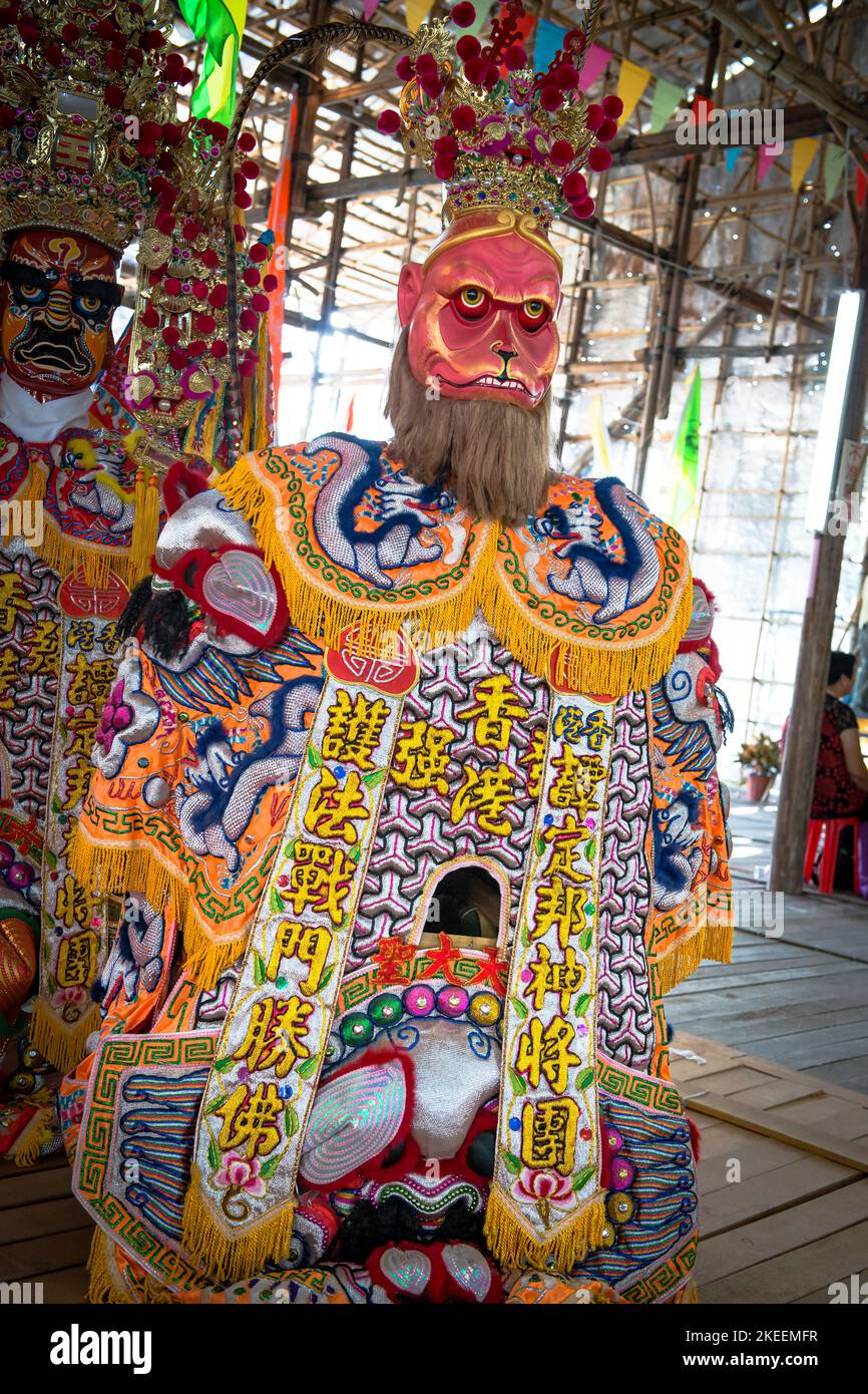 Elaborato burattino a grandezza naturale del Re delle scimmie utilizzato nelle processioni rituali al Decennale da Jiu Festival, Kam Tin, New Territories, Hong Kong, 2015 Foto Stock