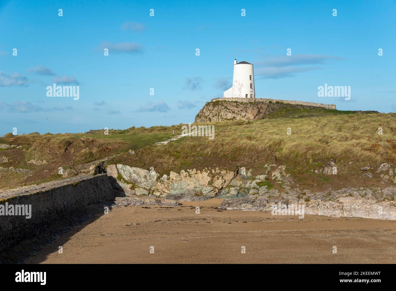 Faro di TWR Mawr sull'isola di Llanddwyn, Anglesey, Galles del Nord. Foto Stock