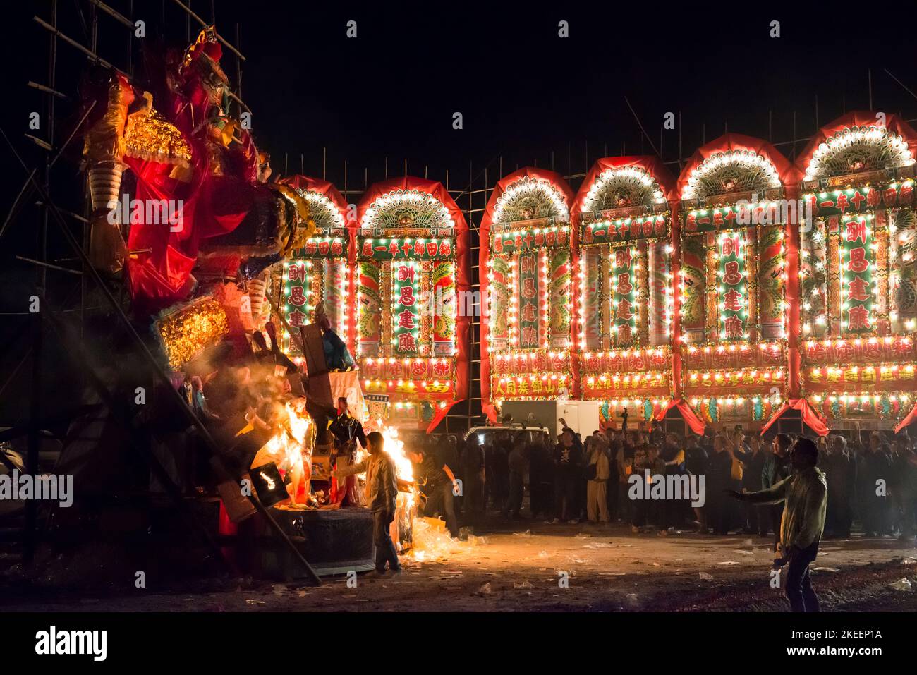 La bruciatura dell'effigie del re fantasma alla cerimonia climatica del decennale da Jiu festival, Kam Tin, New Territories, Hong Kong, 2015 Foto Stock