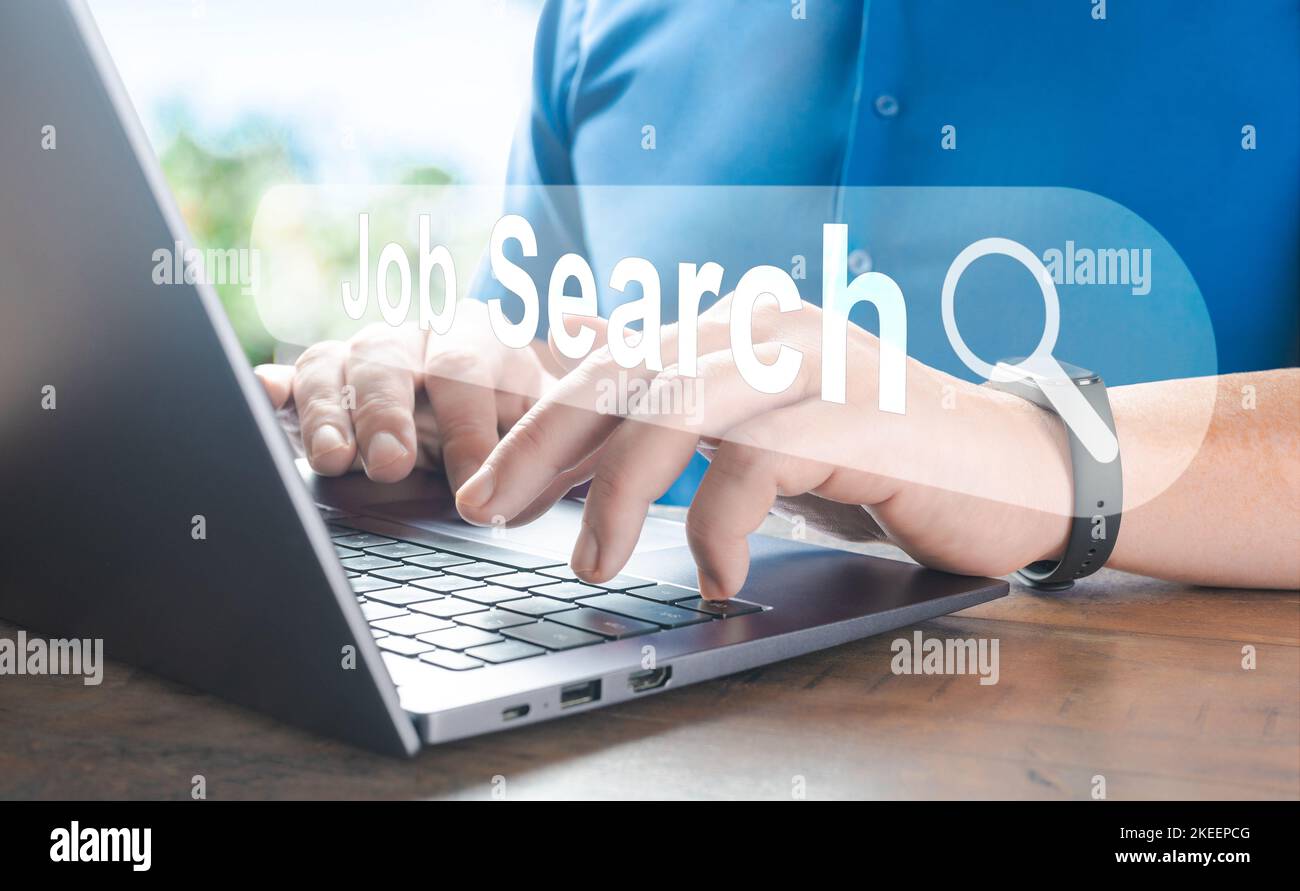 Search Engine Optimization SEO, tecnologia di ricerca dei dati. Le mani dell'uomo che scrivono sulla tastiera del computer portatile per cercare le informazioni via il Web del Internet b Foto Stock