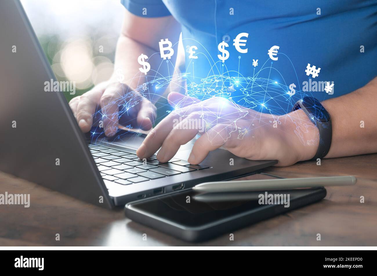 FinTech Financial Technology, pagamento via internet, cambio valuta, concetto di digital banking. Uomo che usa il laptop con le icone e la punta delle valute del mondo dell'ologramma Foto Stock