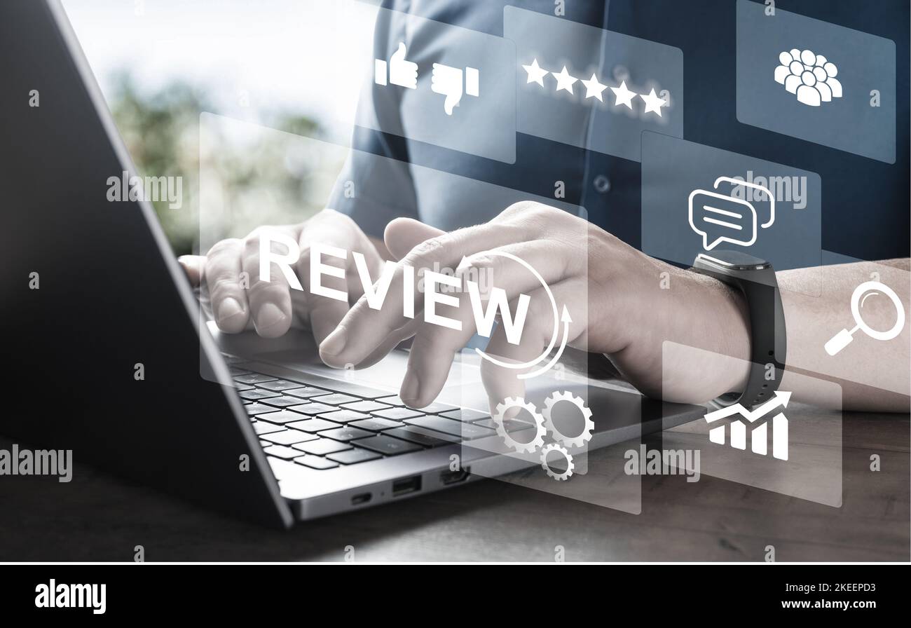 le mani dell'uomo scrivono la recensione sul prodotto. Servizio clienti, classificazione e concetto di feedback. Il cliente esamina il sondaggio di feedback sulla soddisfazione. Esamina la valutazione corretta Foto Stock
