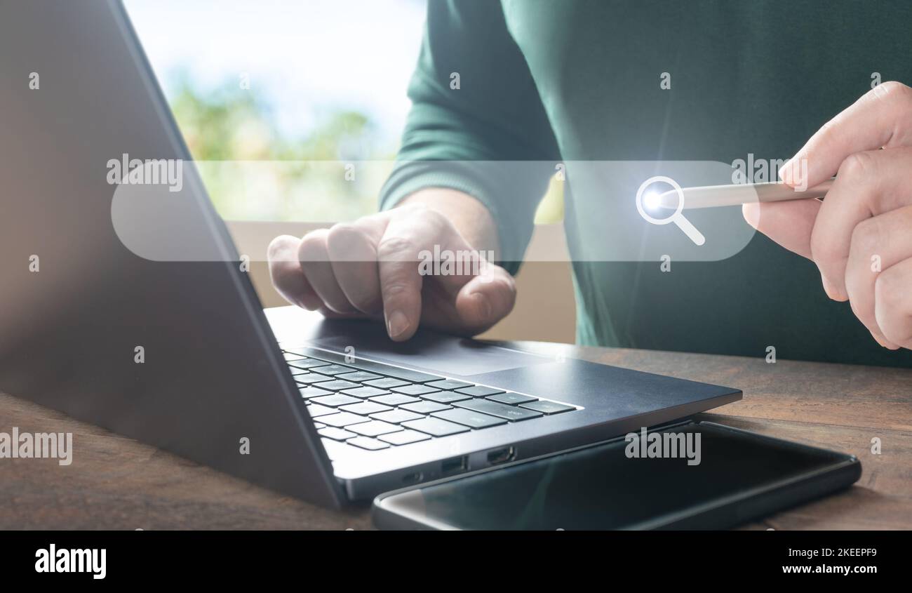 uomo che utilizza il laptop, cerca sul web, naviga tra le informazioni. Tecnologia di ricerca di dati SEO concetto di ottimizzazione di Search Engine. Tecnologia di ricerca dati, motore o Foto Stock