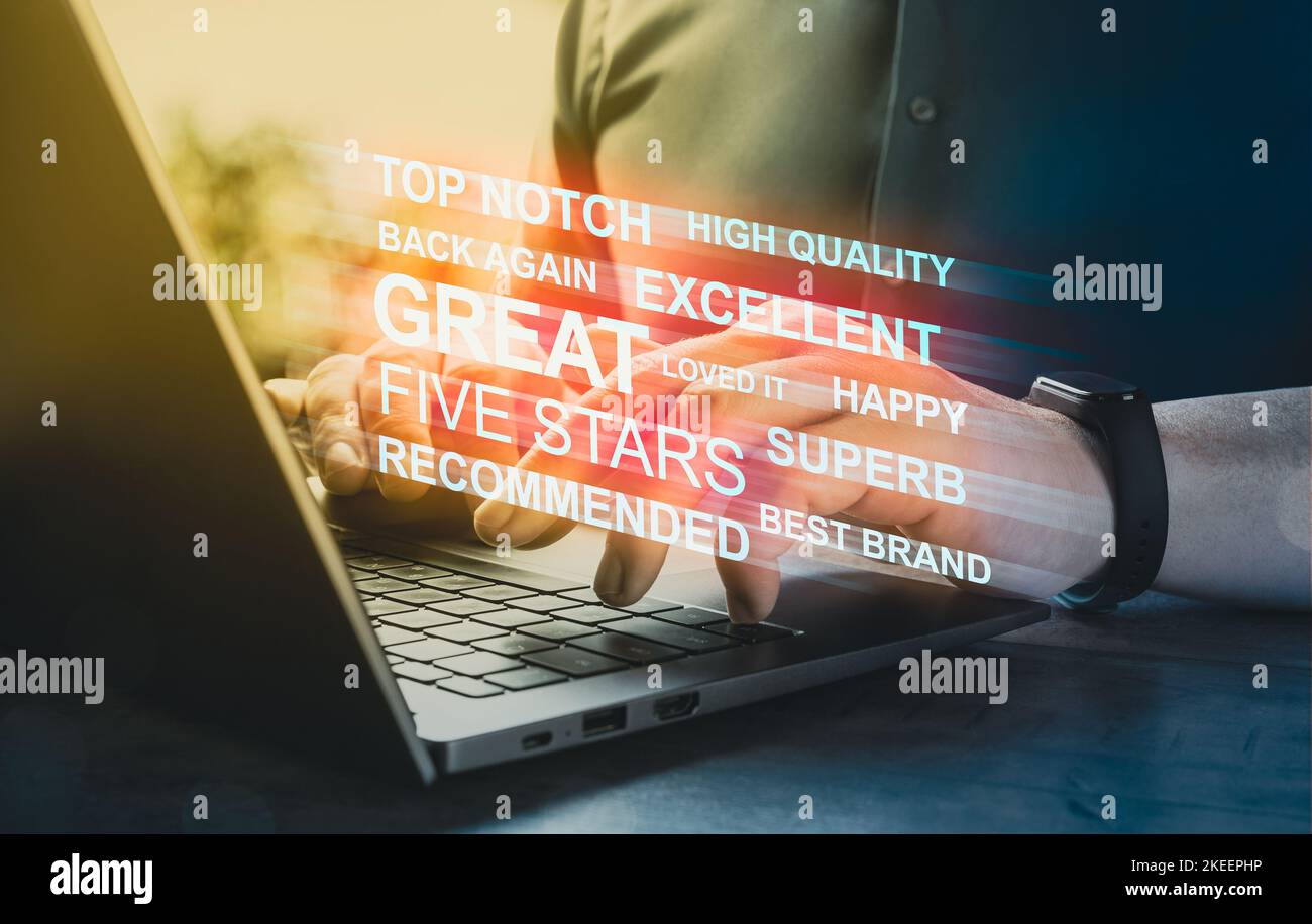 mani di uomo scrivere recensione sul prodotto e valutare il prodotto acquistato online. valutazione al venditore. Il cliente esamina i concetti. Le persone esaminano i commenti sul giro Foto Stock