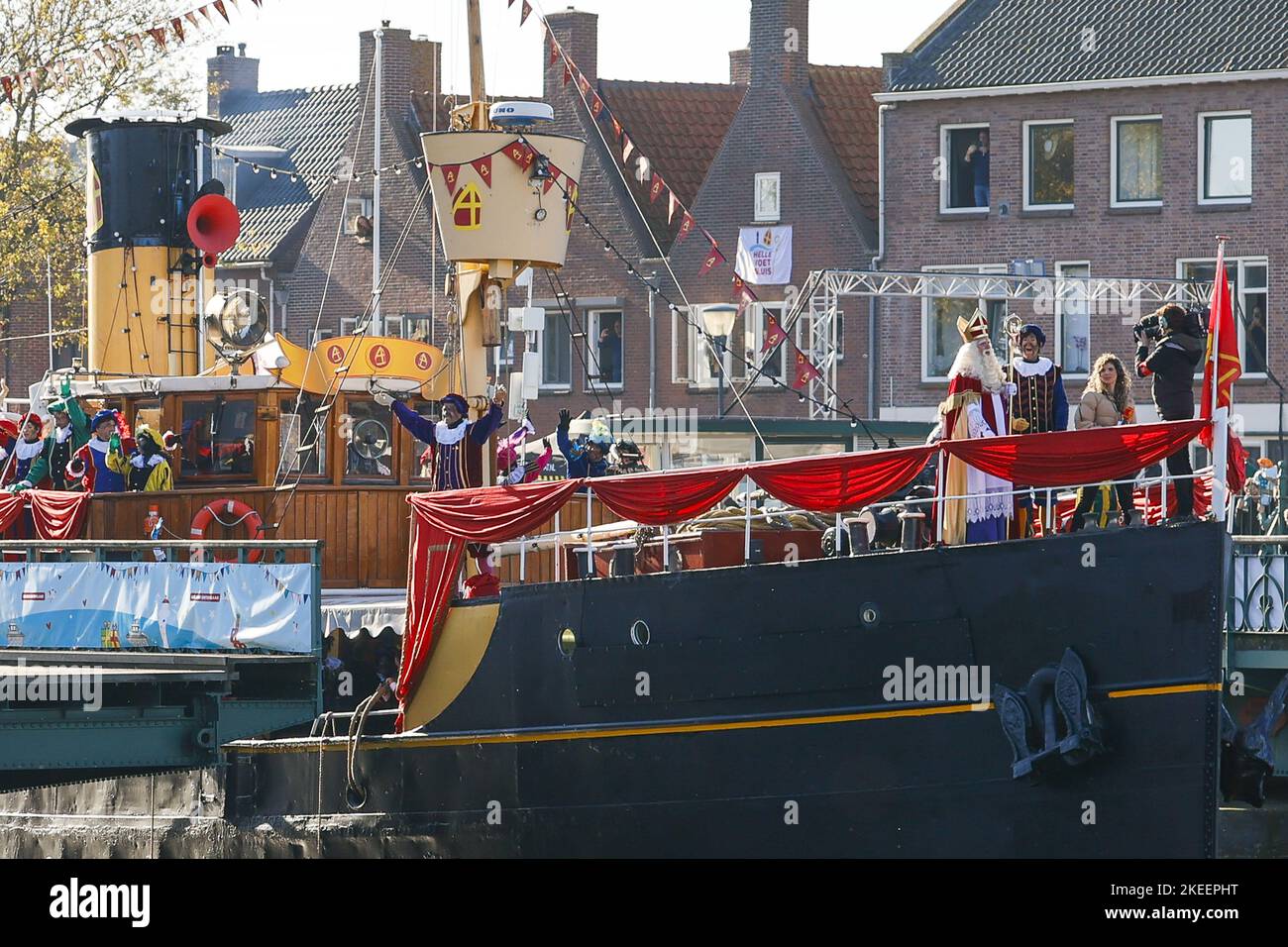 2022-11-12 12:39:10:19 HELLEVOETSLUIS - arrivo del vaporetto con Sinterklaas e i suoi aiutanti durante l'ingresso nazionale di Sinterklaas. ANP REMKO DE WAAL olanda fuori - belgio fuori Foto Stock