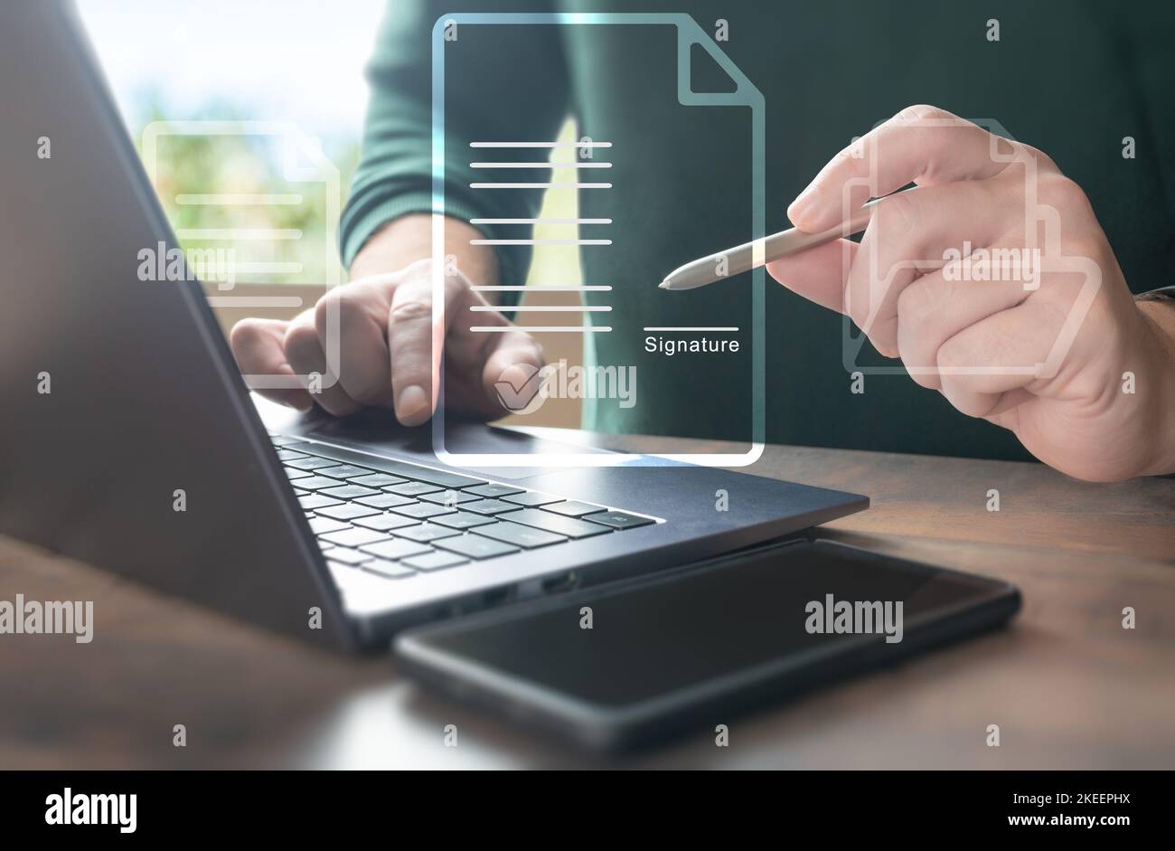 Firma elettronica. Il personale aziendale firma documenti elettronici su documenti digitali, ufficio senza carta, firma di contratti aziendali futuri. Tecnologia, Foto Stock