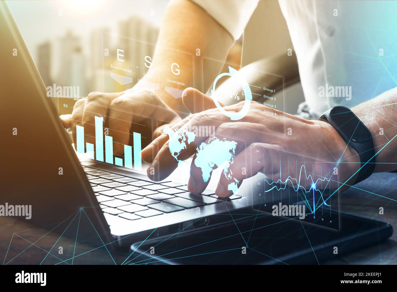 Uomo che digita tastiera portatile mano.Project Manager processo di ricerca. ESG- Governance ambientale, sociale e aziendale. Marketing digitale, Investme Foto Stock