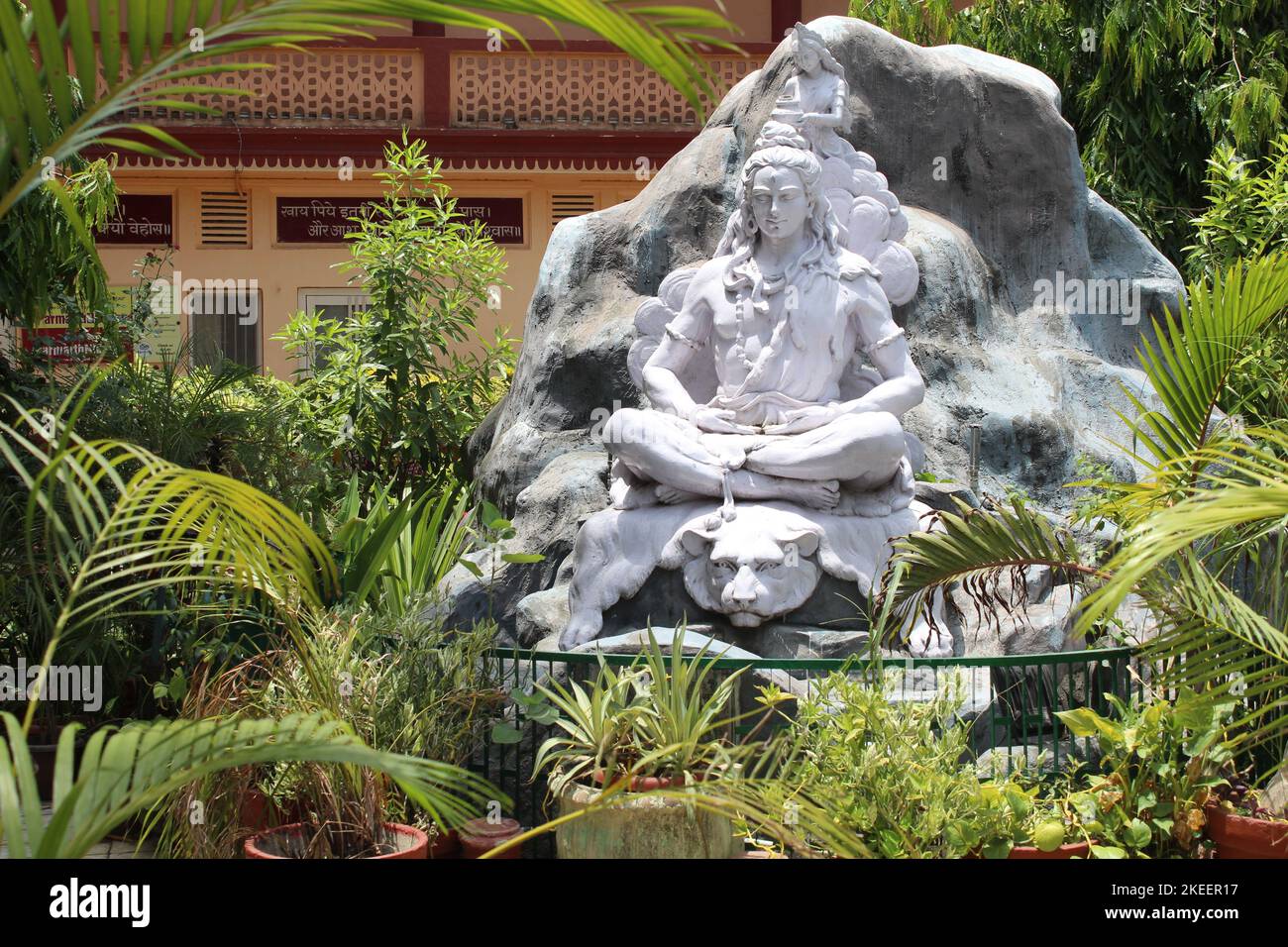 Un bellissimo scatto della scultura del signore shiva in un parco a Rishikesh Uttarakhand Foto Stock